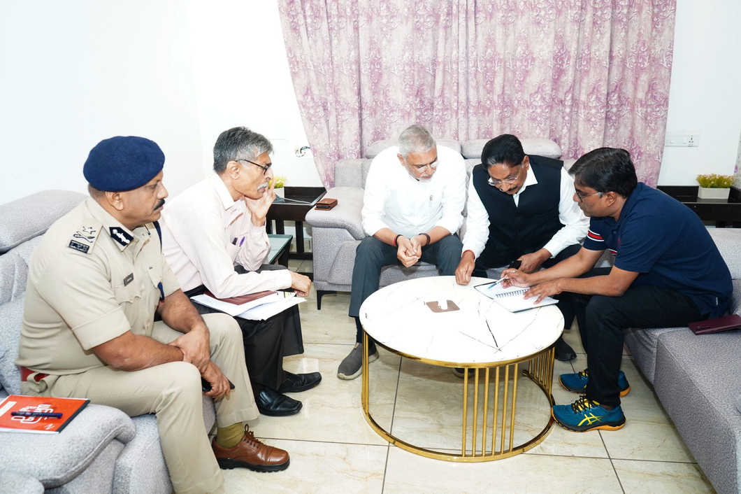 Vadodara floods: Rushikesh Patel, Jagdish Panchal hold meetings, blackout prevails
