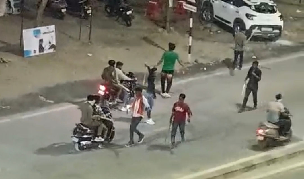Mob goes on rampage in Vastral: vandalises vehicles, attacks pedestrians
