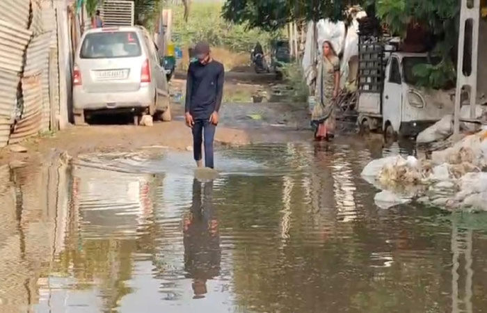 પાણીની લાઇન લીકેજ - હજારો લીટરનો પાણીનો વેડફાટ