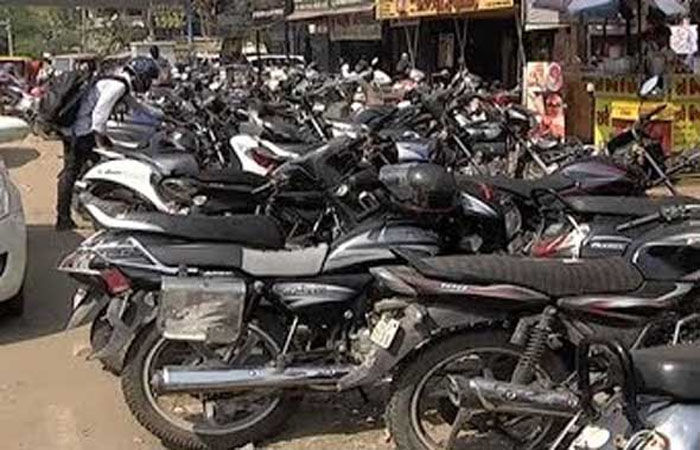 વડોદરામાં ટ્રાફિક લાઈનની બહાર આડેધડ વાહન પાર્ક કરનારા સામે કડક કાર્યવાહી કરાશે