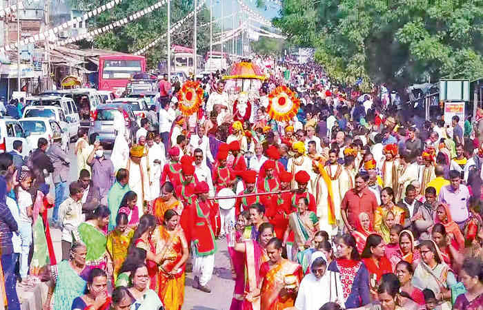 વડાલી શહેરમાં 800 વર્ષ બાદ ફરી  શાંતિનાથ દાદાની નગરયાત્રા નિકળી