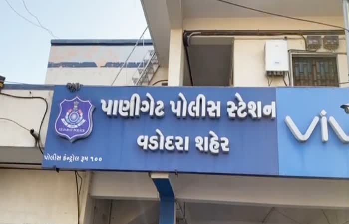 તમારો કૂતરો અહિંયા ગંદકી કરે છે! તેમ કહી દંપતી સાથે ઝઘડો કર્યા બાદ પતિ પર લાકડીથી હુમલો