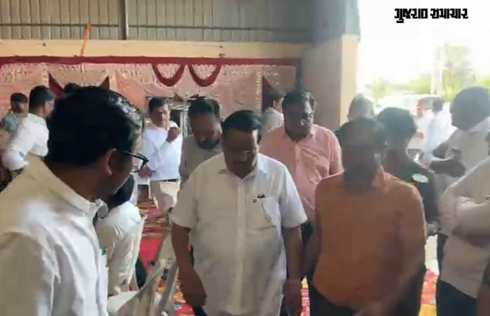 'મારી ટિકિટ કાપી તેનો બદલો લોકસભામાં લીધો', સી.આર. પાટીલ સાથે નિલેશ કુંભાણીની મુલાકાત, કોંગ્રેસે કર્યા પ્રહાર