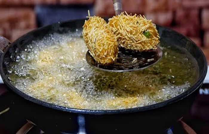 શ્રાવણ માસમાં બહારની ફરાળી વાનગી આરોગી ઉપવાસ કરનારા માટે લાલબત્તી : ફરાળી વાનગી અને ફરસાણનું એક જ તેલ