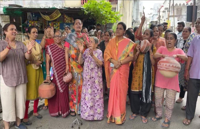 કારેલીબાગમાં પાણીની સમસ્યાથી ત્રસ્ત મહિલાઓએ માટલા ફોડ્યા