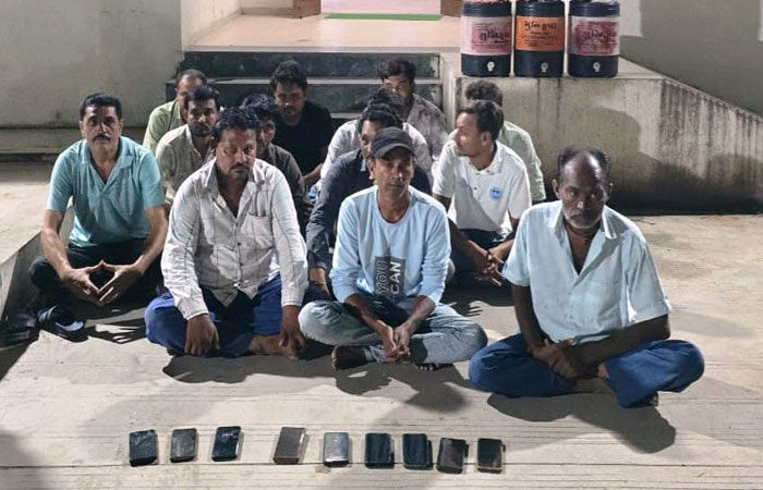 સાણંદના મારૃફળી વિસ્તારમાં જુગારધામ પર દરોડો, ૧૩ શખ્સની ધરપકડ
