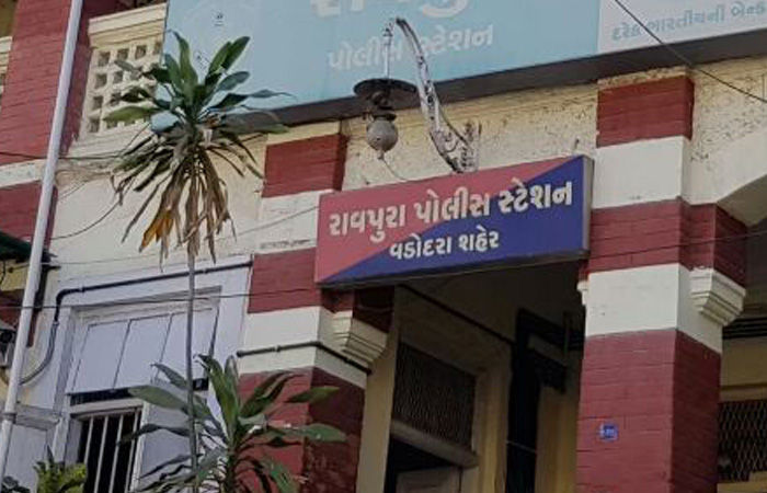 અકોટા બ્રિજ ઉપર બેકાબુ કાર ડિવાઇડર સાથે ભટકાઈ , ચાલકની અટકાયત