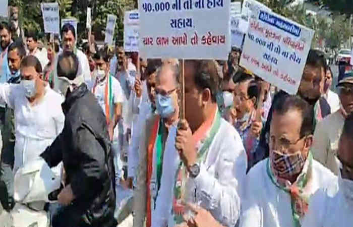 વડોદરા: કોરોનામાં મૃત્યુ પામેલાના પરિવારજનોને રૂ. 4 લાખની સહાયની માગ સાથે કોંગ્રેસની ન્યાય યાત્રા