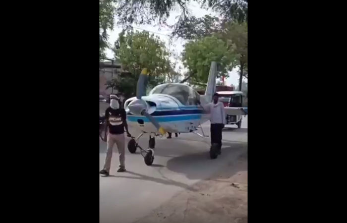 વિમાનને રોડ પર ધક્કો મારીને લઈ ગયા યુવકો, અમેઠીનો VIDEO જોઈ લોકો ચોંક્યા