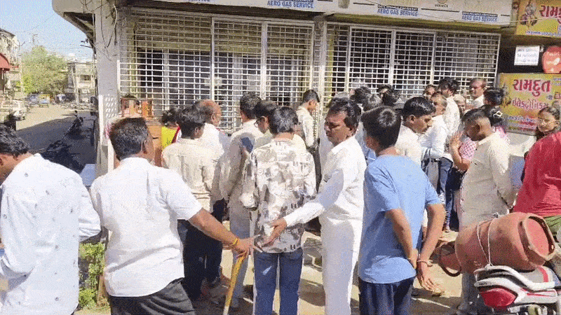 અમરેલી: સાવરકુંડલામાં ગેસ સિલિન્ડરના રજિસ્ટ્રેશન માટે લોકોની લાંબી લાઈનો, ઓનલાઈન બુકિંગ ઠપ્પ!