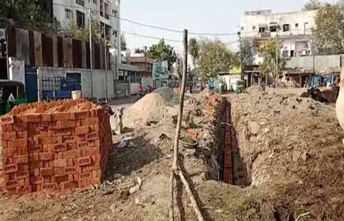વડોદરા: ઈદગાહ મેદાન પર કેટલાક ભરવાડોએ ગેરકાયદે દિવાલ બાંધતા હોબાળો