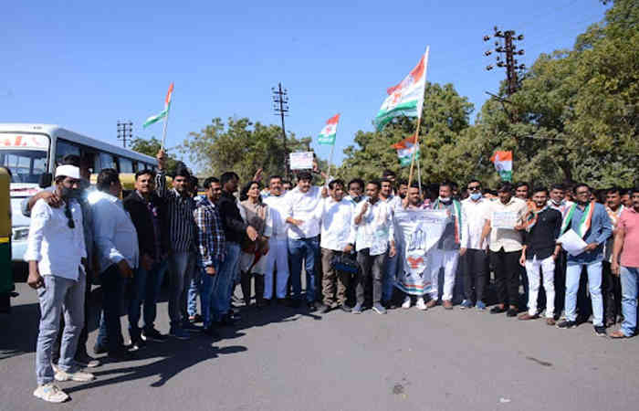 જામનગરમાં યુવક કોંગ્રેસ દ્વારા બિનસચિવાલય કારકૂનની પરીક્ષા ફરી વખત મોકૂફ રહેતાં વિરોધ પ્રદર્શન કરાયું