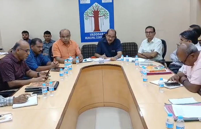 કોર્પોરેશનની સમીક્ષા બેઠકમાં લોક સુવિધાના ભાગરૂપે જરૂરી કાર્યવાહી તાત્કાલિક ધોરણે કરવા સૂચના