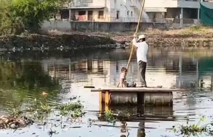 વડોદરા શહેરના દુધિયા તળાવની સફાઈમાં તારાપા પર કોન્ટ્રાક્ટરે બાળકને સાથે રાખતા વિવાદ