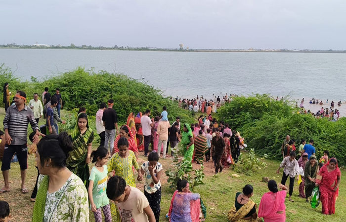 સુરેન્દ્રનગરના આરક્ષિત ધોળીધજા ડેમ કાંઠે વિસર્જન માટે ભારે ભીડ