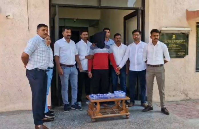 અમદાવાદ: ટ્રેનમાં મુસાફરોને કેફી પદાર્થ આપી લૂંટતા કુખ્યાત અમિત ઠાકુર ઝડપાયો, ફુગ્ગાવાળા બનીને પોલીસે રેકી કરી
