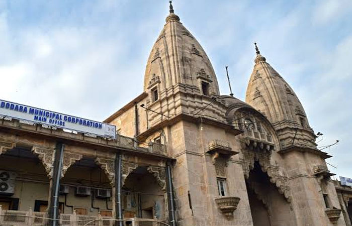 વડોદરા પાલિકાના હદ વિસ્તારમાં આવતા કરોડીયા ગામની 21 વર્ષ જૂની સાઈનાથ સોસાયટીમાં પ્રાથમિક સુવિધાનો અભાવ