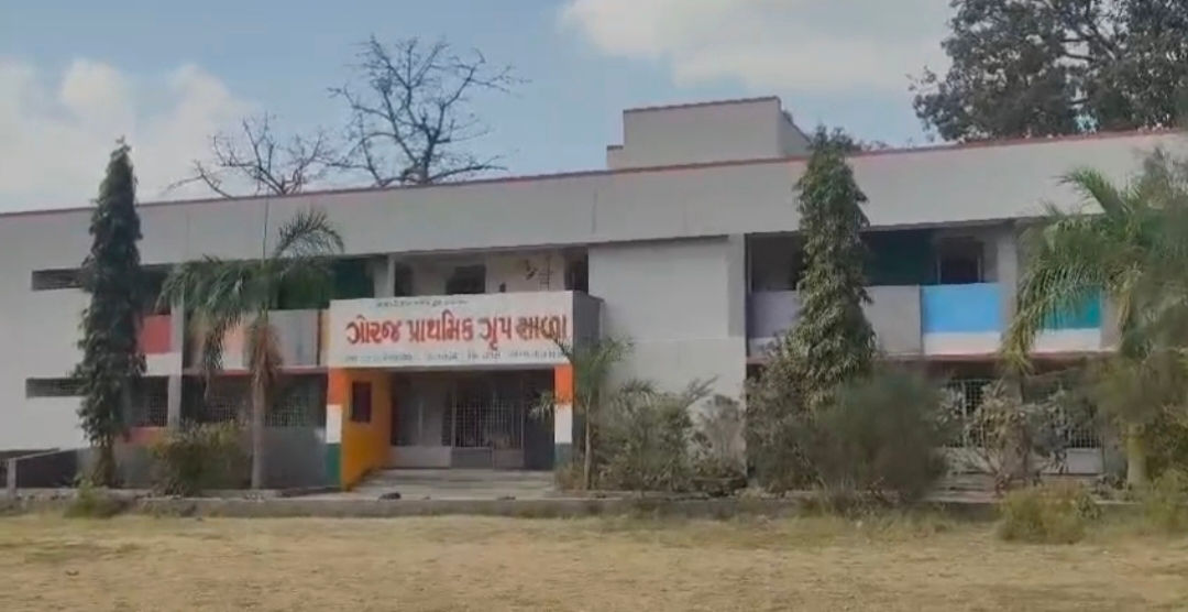 વડોદરાઃગોરજમાં દિવસે પ્રાથમિક સ્કૂલની બહાર દીપડાના આંટાફેરાથી વિદ્યાર્થીઓ ભયભીત