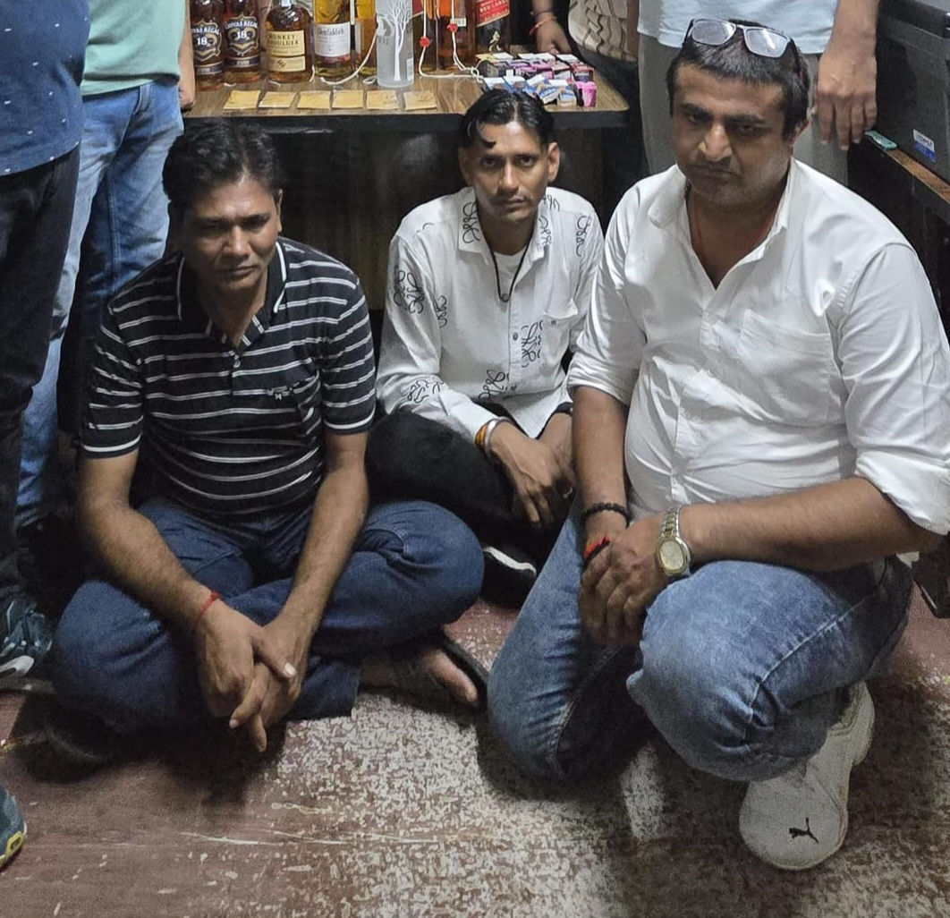 સોનાની દાણચોરીનો પર્દાફાશ  દુબઇથી મોજામાં રૃા.૧.૮૧ કરોડનું સોનું છૂપાવીને લાવતા ત્રણ ઝડપાયા