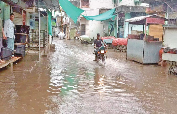 ધોળકા શહેરમાં પવન સાથે વરસાદ, અનેક સ્થળે પાણી ભરાયા