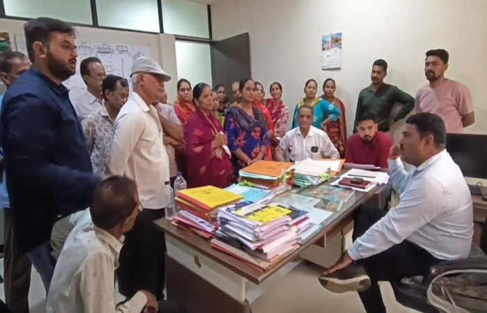 સુરેન્દ્રનગર મનપા કચેરી ખાતે સ્થાનીક મહિલાઓ અને રહિશોએ હલ્લાબોલ કર્યો