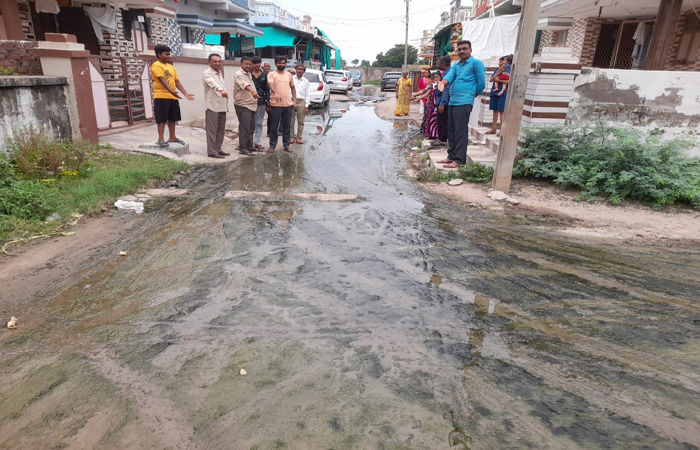 ધોળકાના કાલિકુંડની દ્વારકાપુરી સોસાયટીમાં ગટરના પાણી રેલાતા હાલાકી