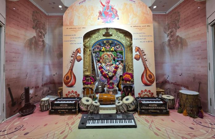 આજે એકાદશી અને શ્રી સ્વામિનારાયણ મહામંત્ર પ્રાગટ્ય દિન: કષ્ટભંજન દેવને સંગીતના વાદ્યો સાથે દિવ્ય શણગાર