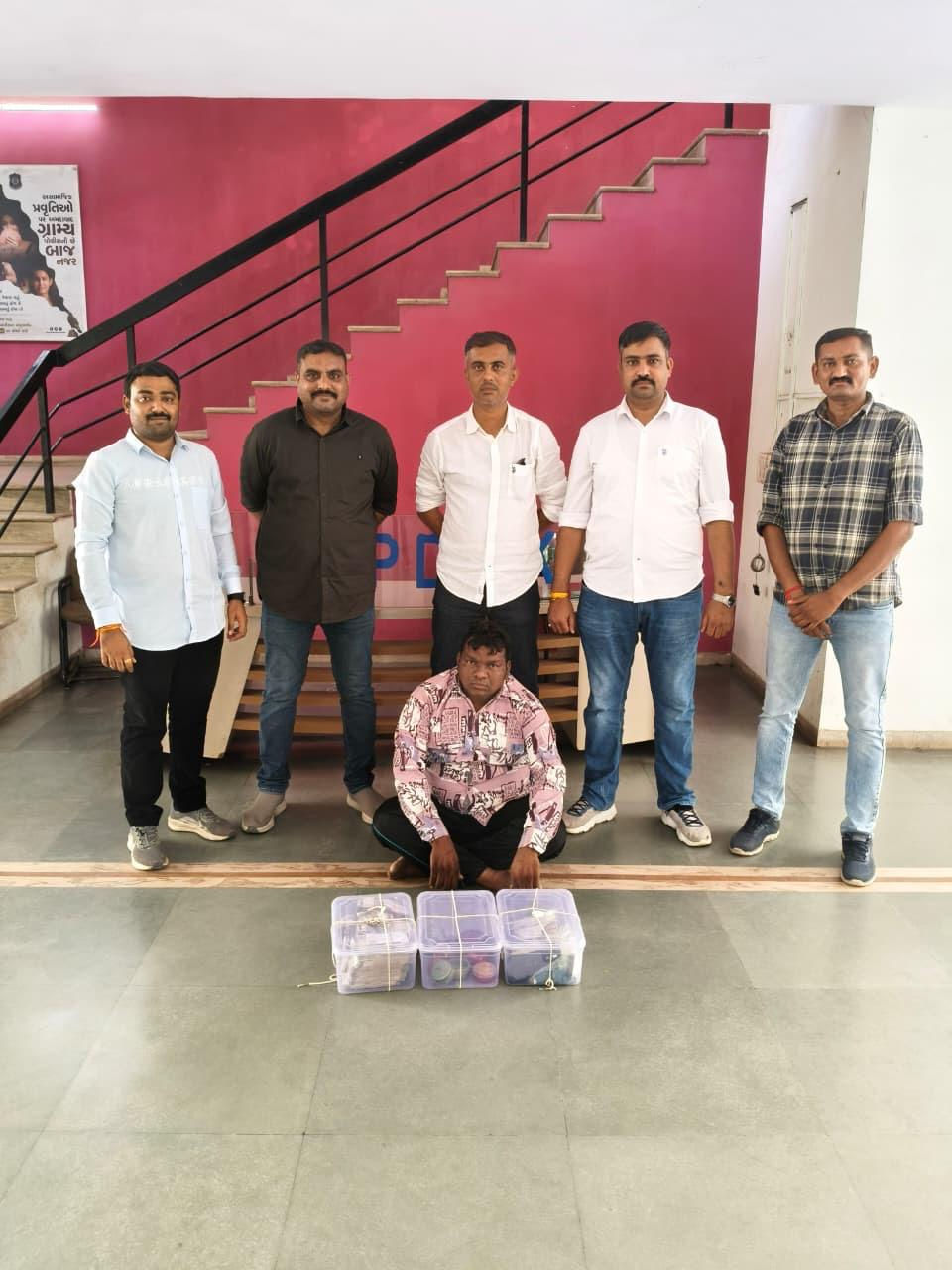 ૧૭  લાખની રોકડ-દાગીના સહિતના મુદ્દામાલ સાથે આરોપી ઝડપાયો
