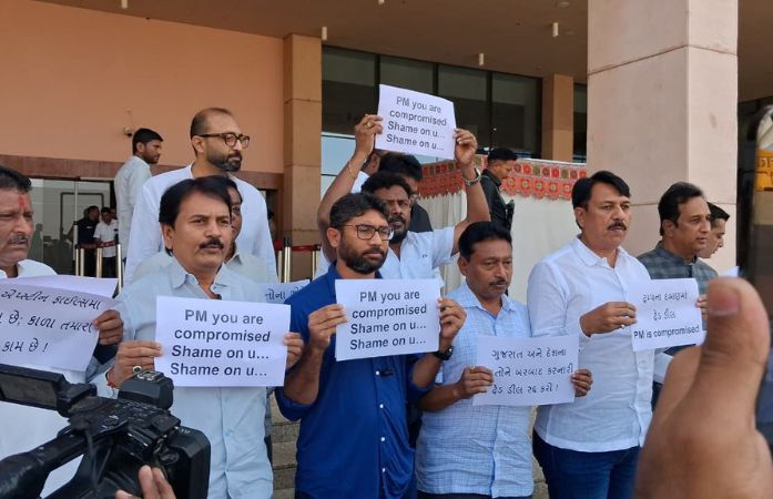 'PM ઇઝ કોમ્પ્રોમાઇઝ્ડ...' અમેરિકા સાથેની ટ્રેડ ડીલ મુદ્દે ગુજરાત વિધાનસભા બહાર કોંગ્રેસનો હલ્લાબોલ