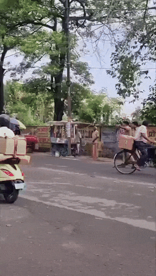VIDEO : કોકના મોતનો મલાજો તો રાખો! રીલના ચક્કરમાં પોલીસ કર્મીઓએ અર્થીને કાંધ આપતો વીડિયો બનાવ્યો