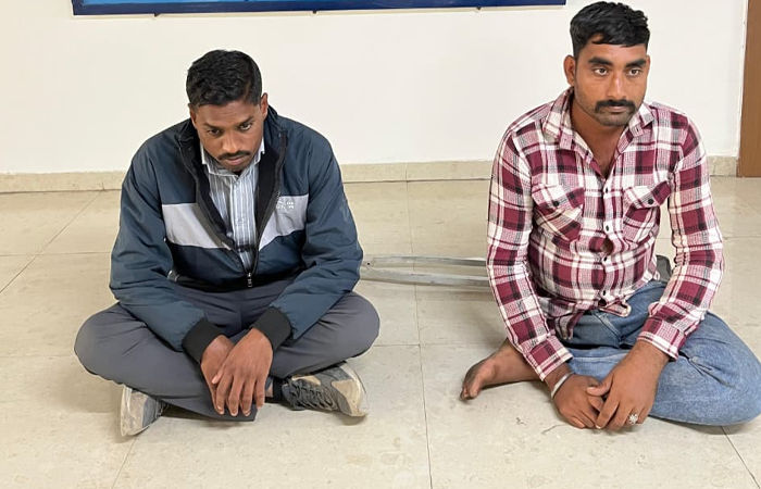 અમદાવાદમાં ટ્રાફિક કોન્સ્ટેબલે મુદ્દામાલનું પોણા બે કિલો ચરસ વેચવા આપી દેતા ધરપકડ