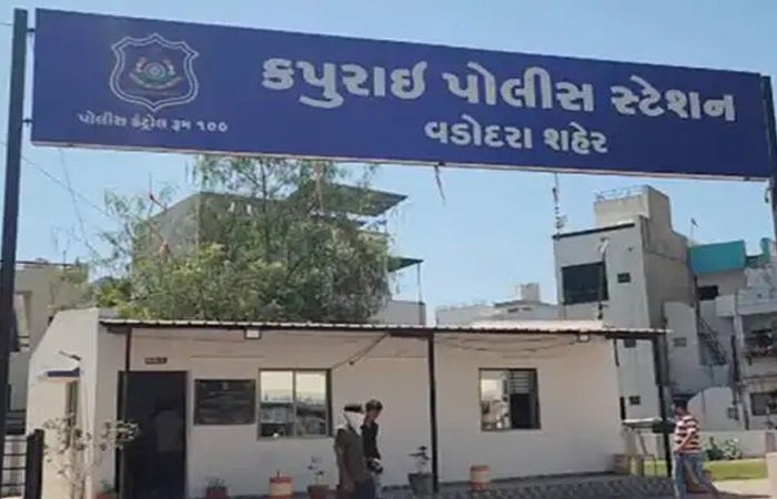 વડોદરાના વાઘોડિયા બ્રિજ ઉપર મોટો અકસ્માત: એક્ટિવા સવાર દંપતિને આઈસર ટેમ્પોએ અડફેટે લેતા બંનેનું સ્થળ પર જ કમકમાટી ભર્યું મોત નીપજ્યું