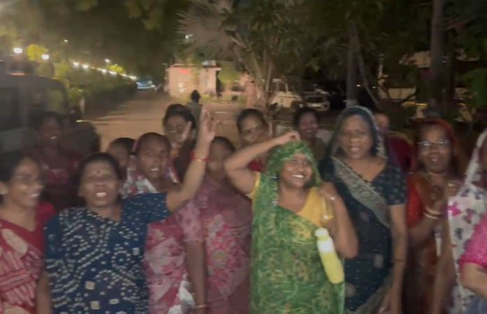 અમદાવાદ: પુનિતનગરમાં બૂટલેગરોના ત્રાસ મામલે હોબાળો, આંતરિક માથાકૂટ દારૂના મુદ્દે ડાયવર્ટ કરાયાનું પોલીસ તપાસમાં ઘટસ્ફોટ