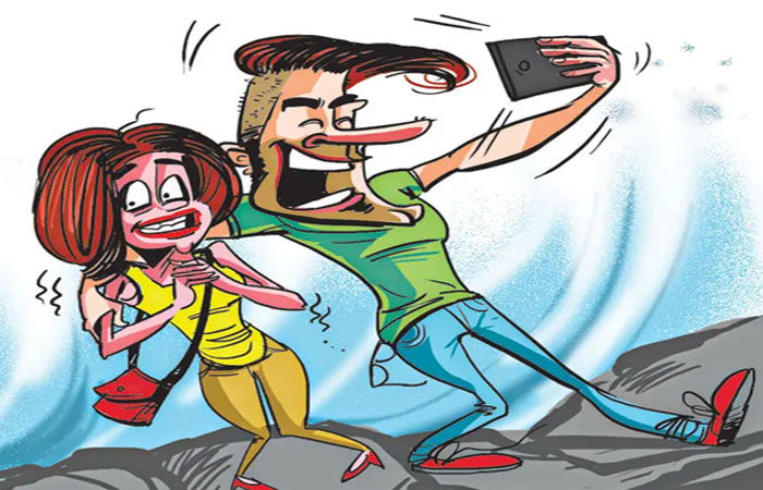 'સેલ્ફી'ના વળગણ પાછળ સામાજિક હોડ, લક્ઝરી લાઈફ દેખાડવાની વૃત્તિ જવાબદાર