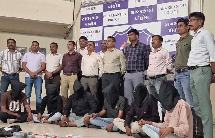 પ્રાંતિજ લૂંટ કેસનો ભેદ ઉકેલાયો: મરચું નાખીને આતંક મચાવનાર 6 આરોપીઓ ઝડપાયા, 7.71 લાખ રોકડા કબજે