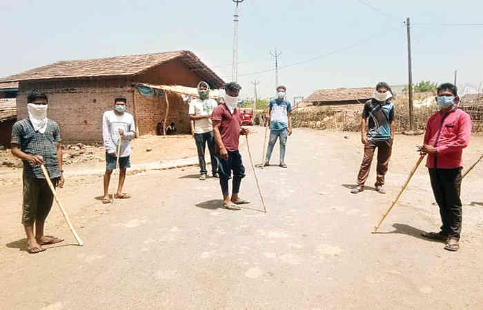 નર્મદા જિલ્લાના અંતરિયાળ ગ્રામ્ય વિસ્તારના યુવાનો લોકડાઉનનું પાલન કરાવી રહ્યા છે