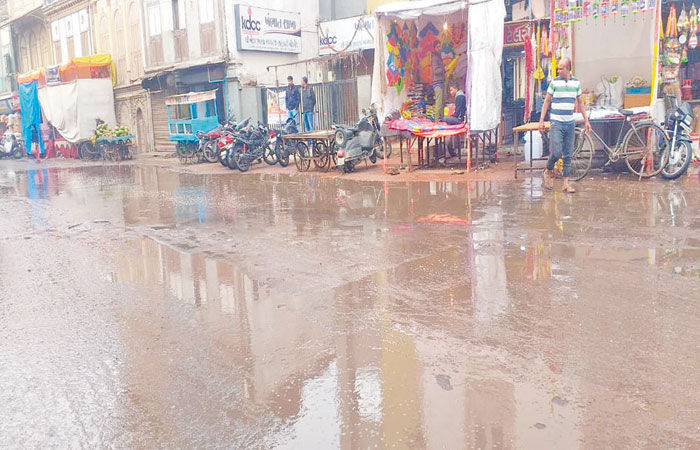 ભરઉનાળે ચોમાસા જેવો માહોલ : ખેડા અને આણંદમાં કમોસમી વરસાદી ઝાપટાં