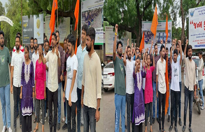 ઓડિશામાં યુવતીના આત્મહત્યાના બનાવ બાદ જામનગરમાં ABVPના કાર્યકરો દ્વારા લાલબંગલા પાસે વિરોધ પ્રદર્શન કરાયું