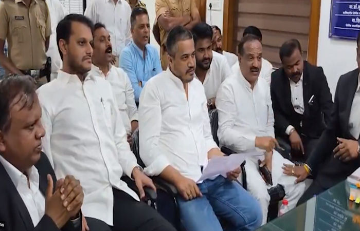 અજિત પવારના પ્લેન ક્રેશની તપાસની માગ, બારામતીમાં પોલીસ સ્ટેશનની બહાર રોહિત પવારના ધરણાં