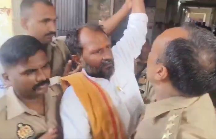VIDEO: ભાજપના નેતાને ખેંચીને લઈ ગઈ પોલીસ, એન્જિનિયરને જૂતાથી મારવા મામલે ધરપકડ