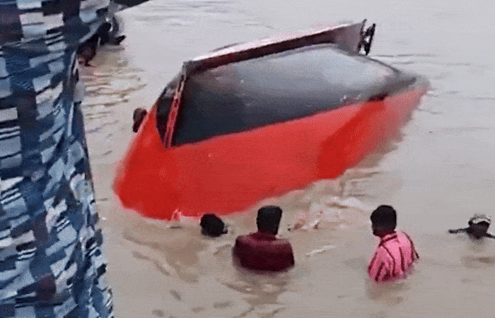 VIDEO: અમરેલીના રાજુલામાં પીપાવાવ પોર્ટ નજીક બોટ પલટી, સ્થાનિકોએ વૃદ્ધાને બચાવ્યા