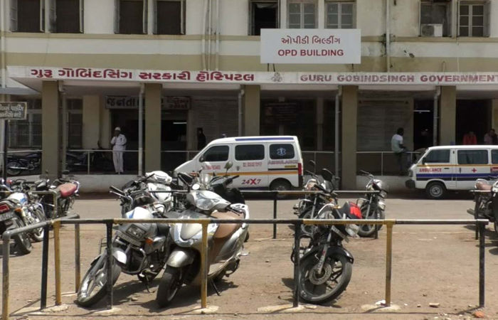 જામનગરની સરકારી જી.જી. હોસ્પિટલના પાર્કિંગમાં આડેધડ રીક્ષા પાર્ક કરનારા ચાર રિક્ષાચાલકો દંડાયા : ચારેય સામે ગુના નોંધાયા