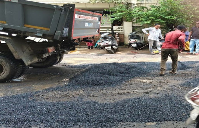 વડોદરા કોર્પોરેશનની કાર્યવાહીનો નમુનો : કારેલીબાગમાં વરસાદમાં રસ્તો બન્યો