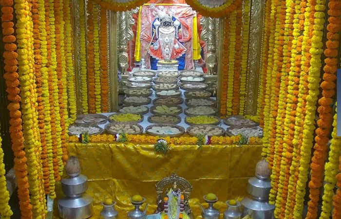દ્વારકામાં નૂતન વર્ષ નિમિત્તે ઠાકોરજીના દર્શન માટે ભાવિકોની ભીડ જામી