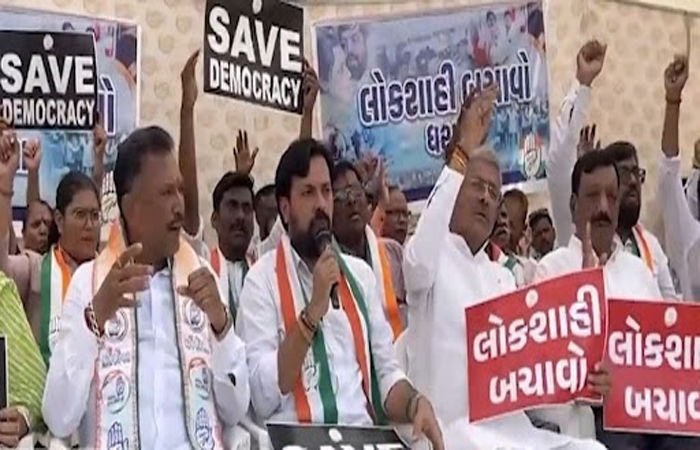 ચૂંટણી પ્રક્રિયા દરમિયાન લોકશાહીની હત્યા અને લોકશાહી બચાવો મુદ્દે  કોંગ્રેસ દ્વારા ધરણા