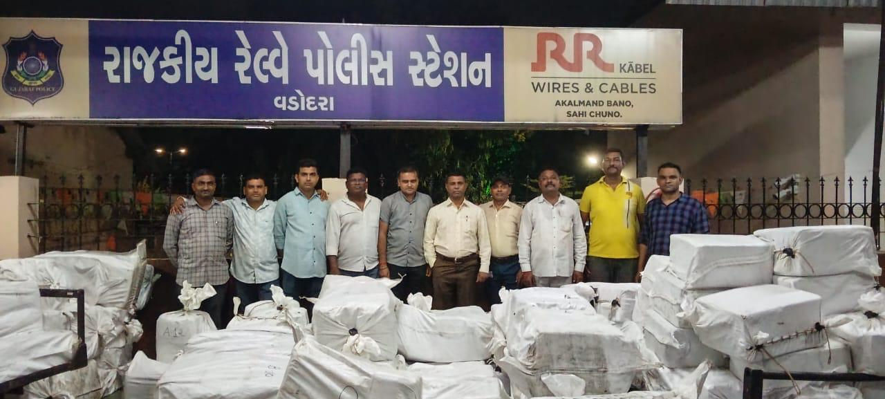 રેલવેના સ્ટોર રૃમને જ દારૃનું ગોડાઉન બનાવ્યું  રેલવે કર્મચારી અને RPF HCના પુત્રની દારૃના ધંધામાં સંડોવણી