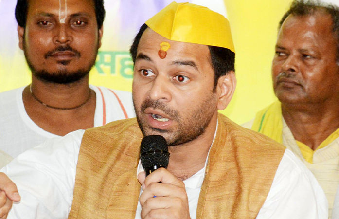 બિહાર ચૂંટણી પ્રચારમાં ઘર્ષણ: RJD સમર્થકોનો તેજ પ્રતાપ યાદવના કાફલા પર પથ્થરમારો