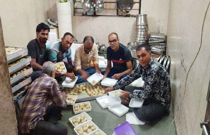 સુરતના એક સમાજના યુવક મંડળની અનોખી પહેલ, ઘારી વેચાણથી સમાજસેવા