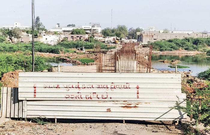 વઢવાણ-જીઆઇડીસીને જોડતા બેઠા પુલનું કામ ગોકળગતિએ ચાલતા લોકોને હાલાકી