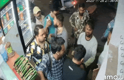 VIDEO: અમદાવાદમાં અસામાજિક તત્ત્વોની ગુંડાગીરીના CCTV: વાડજમાં પાન પાર્લર પર ગ્રાહકને કાચની બોટલ મારતા ગંભીર રીતે ઘાયલ